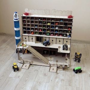 Autogarage aus Holz mit Verkehrsschildern | Perfektes personalisiertes Geschenk für einen Jungen im Alter von 3, 4, 5 Jahren | Montessori-Spielset für Kinder.