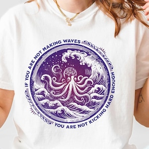 Maglietta Comfort Colors® con polpo politico sottile, maglietta femminista Linoleografia Make Waves, regalo per amanti dell&#39;oceano, attivisti, democratici, femministi, rabbia, resistenza