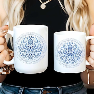 Puede incluir: Dos tazas de cerámica blanca con un diseño de pulpo azul. El diseño es circular, con el pulpo en el centro y patrones intrincados alrededor. Una taza es más pequeña que la otra. Ambas tazas tienen asas blancas.