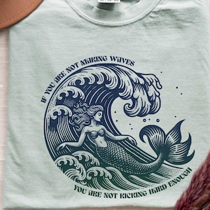 Subtil feminism politisk t-shirt, unik komfortfärger® linoleumssnitt sjöjungfru gör vågor t-shirt, present till havsälskare aktivist demokrat feminist ilska