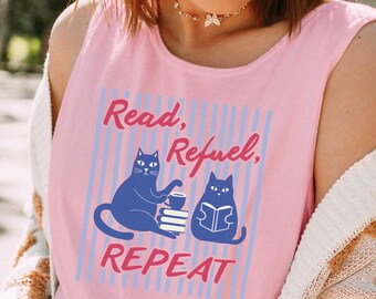 本とコーヒーのタンクトップ、コンフォートカラーズ®ブックシャツ、猫好きへのギフト、読書好きTシャツ、読書シャツ、本の虫へのギフト、本好きシャツ