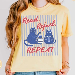 本とコーヒーのボックス型クロップドTシャツ、読書好きの猫好きクロップトップ、ブッククラブシャツ、読書好き、本の虫、司書への「読んで、エネルギーを補給して、また読む」ギフト