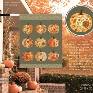 Puede incluir: Una bandera de jardín rectangular con fondo verde oliva oscuro que presenta nueve calabazas naranjas dispuestas en una cuadrícula. Cada calabaza muestra un patrón floral y de enredaderas único en tonos crema, marrón y naranja. El texto "Is he dead yet?" es visible en la calabaza superior derecha. La bandera mide 62,23 por 81,28 cm.