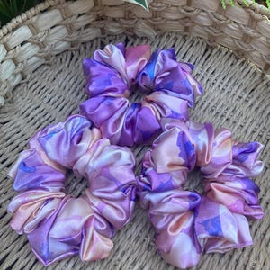 variegated pink purple Scrunchies hair Scrunchie scrunchy hair ties, Tye dye satin hair Scrunchies
