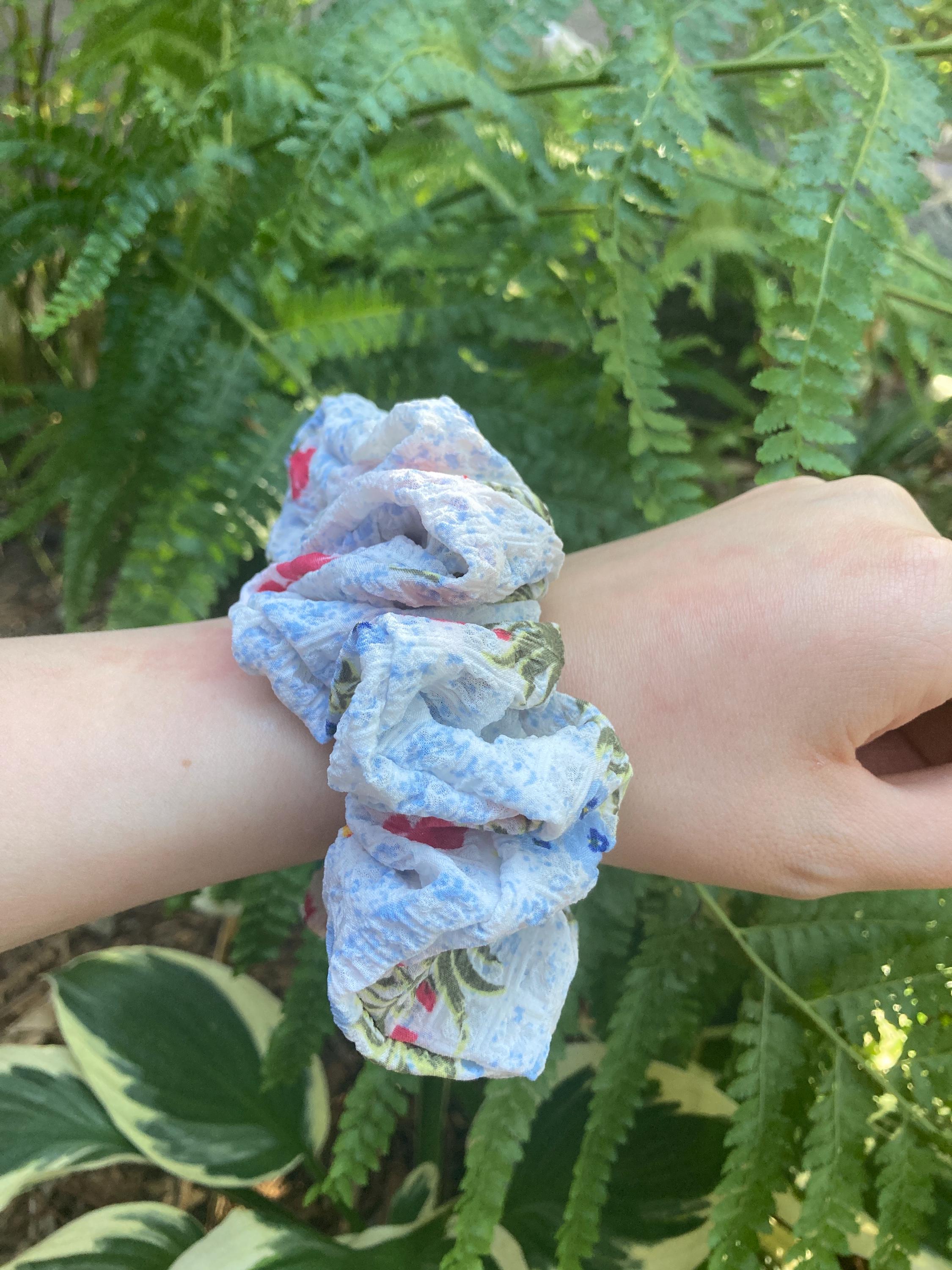 Scrunchies Ditzy Floral Blue Textured Scrunchie, Scrunchy, Hair