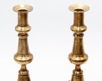 Ensemble de deux bougeoirs victoriens anciens en laiton, grands bougeoirs en or, candélabres bougies coniques vintage, c.1860-90