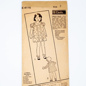 Può includere: Un modello di cucito vintage per un vestito per bambini. Il modello è per le taglie 2, 4 e 6. Il modello include istruzioni per realizzare un vestito con un corpetto e maniche corte o lunghe. Il modello è della Excella Pattern Company di New York.