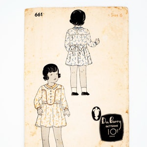 Può includere: Un modello di cucito vintage per un vestito da bambina. Il modello è per la taglia 6 ed è di Du Barry Patterns. Il modello costa 10 centesimi l'uno. Il modello mostra una bambina che indossa un vestito con una stampa floreale bianca e blu e una bambina che indossa un vestito con una stampa floreale gialla e bianca.