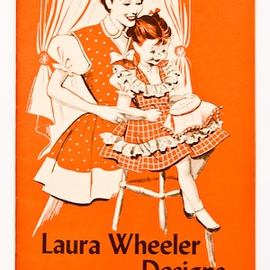 Könnte beinhalten: Vintage-Illustration in Orange mit Mutter und Kind in passenden Kleidern, die auf einem Hocker sitzen. Der Text "Laura Wheeler Designs" befindet sich unten und wirbt für Schnittmuster.