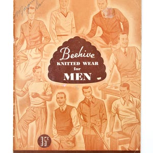 以下が含まれることがあります： 「Beehive Knitted Wear for MEN」のヴィンテージ広告。セピア色の画像には、さまざまなニットウェアを着た男性のイラストが描かれています。広告には35セントの価格と「Patons & Baldwins Limited Toronto」のテキストが含まれています。