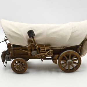 Maquette vintage de wagon couvert en bois fait main - Wagon Conestoga des pionniers rustiques avec dessus en toile - Pièce de collection de dessus de table de décoration occidentale
