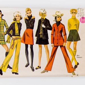 Può includere: Un modello di cucito vintage per una minigonna-pantalone, con cinque stili diversi. Il modello è di Simplicity ed è di taglia 9/10. Il modello include una minigonna a quadri, una gonna-pantalone gialla, una minigonna rossa, una minigonna nera e un pantalone-giacca rosso.