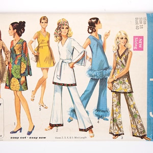 Könnte beinhalten: Ein Vintage-Schnittmuster von Simplicity für Damenbekleidung. Das Schnittmuster ist für ein Minikleid und eine Hose mit verschiedenen Stilen. Das Schnittmuster stammt aus dem Jahr 1970 und ist in ausgezeichnetem Zustand. Die Schnittmuster-Nummer ist 8234 und der Preis beträgt 75 Cent.