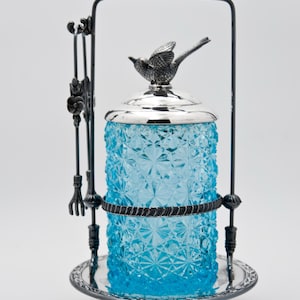(693箱16)アンティークなCHIPPER 青色ガラスボトル 2点セット Antique Blue Glass Pickle Castor With Bird Lid – Silverplate