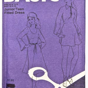 Può includere: Una busta di cartamodello per cucire viola con un contorno bianco di un vestito e il testo "BASIC knits" e "Junior/Teen Fitted Dress".
