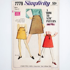 Puede incluir: Un patrón de costura vintage Simplicity para una falda, número de patrón 7779. El patrón incluye instrucciones sobre cómo aplicar una cinturilla con cierre en la espalda. El patrón es para las tallas 12, 25 1/2 de cintura, e incluye tres longitudes de falda diferentes. El patrón es para jóvenes junior, adolescentes y tallas de señoritas.