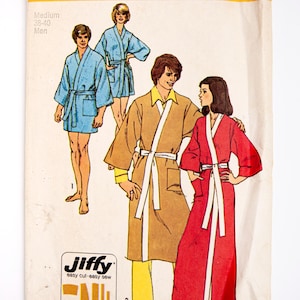 Op de afbeelding: Vintage Simplicity naaipatroon nummer 5685 voor een badjas. Het patroon bevat instructies voor het maken van een badjas in blauw, bruin en rood. Het patroon is voor maten 38-40.