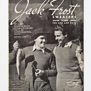Peut inclure: Couverture de magazine vintage pour les pulls Jack Frost. L'image présente deux hommes, l'un tenant un poisson et une pipe, l'autre une canne à pêche. Le texte comprend "Sweaters, Gants, Écharpes, Chaussettes pour hommes et garçons."