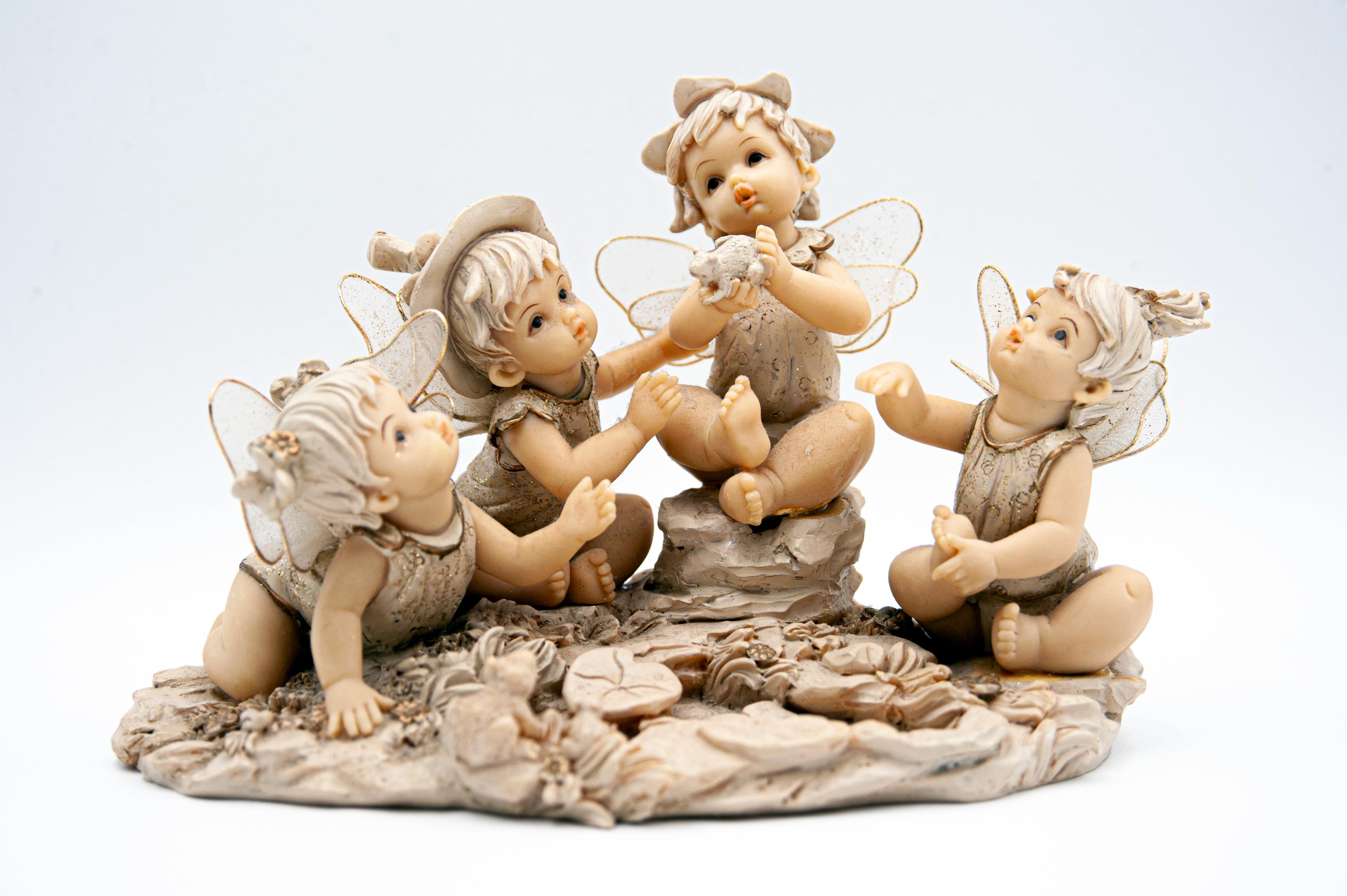 Figurine vintage de la collection Giovanni par Turtle King, quatre fées/elfes/anges jouant avec des grenouilles