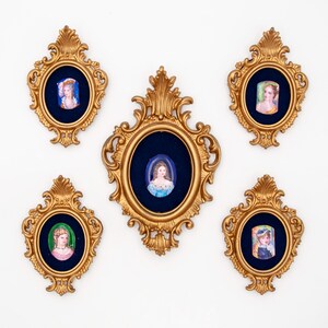 Peut inclure: Cinq cadres dorés ornés avec des passe-partout en velours bleu et des portraits ovales de femmes en vêtements d'époque. Les cadres présentent des détails complexes et sont disposés de manière symétrique.
