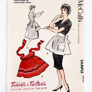 Könnte beinhalten: Ein Vintage-Schnittmuster von McCall's für eine kurze Schürze. Das Schnittmuster ist für Damen- oder Juniorgrößen und ist auf weißem Hintergrund mit schwarzen und roten Illustrationen gedruckt. Der Text auf dem Schnittmuster lautet "Sample Misses' or Junior Short Apron", "McCall's Printed Pattern", "Sample One Size", und "Tweed & Tartans Doucall Road Gateway Plaza Phone 969-7600".