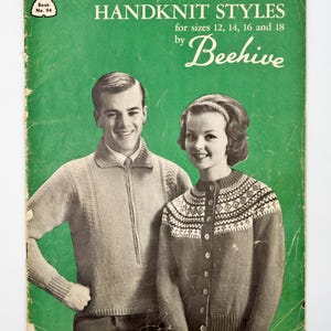 Peut inclure: Couverture d'un livre de patrons de tricot vintage sur fond vert. La couverture présente un homme et une femme portant des pulls tricotés. Le texte sur la couverture indique "HANDKNIT STYLES" et "Beehive". Le livre est marqué "Book No. 94" et au prix de "50 CENTS".