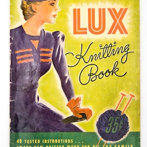 Peut inclure: Couverture vintage du "LUX Knitting Book" avec une femme en robe et chapeau violets. La couverture affiche le mot "LUX" en orange et "Knitting Book" en cursive. Une pelote de laine avec des aiguilles et le prix 35¢ sont également représentés. La couverture indique également "49 Tested Instructions... Smart New Knitted Wear for All the Family."