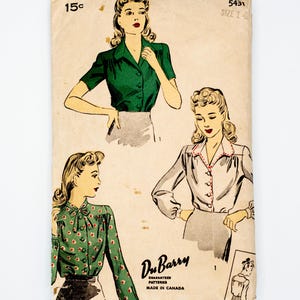 Peut inclure: Patron de couture vintage Du Barry avec illustrations de chemisiers. Le patron présente un chemisier vert à manches courtes, un chemisier blanc à bordure rouge et un chemisier vert à fleurs. Le patron est marqué "Guaranteed Patterns Made in Canada."