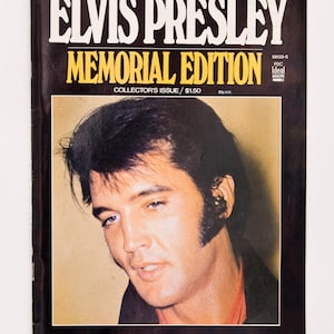 Pode incluir: Uma capa de revista vintage da edição Memorial de Elvis Presley. A capa apresenta um retrato de Elvis com o texto "ELVIS PRESLEY MEMORIAL EDITION" em branco e amarelo. É uma edição de colecionador.