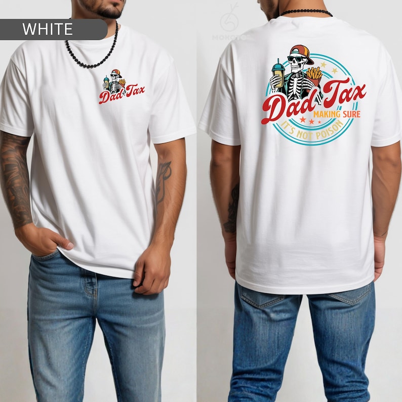 以下が含まれることがあります： 前面と背面にグラフィックが施された白いTシャツ。「Dad Tax」という文字と帽子をかぶった骸骨が描かれた前面グラフィック。背面グラフィックには、「Dad Tax Making Sure It's Not Poison」という文字と食べ物と飲み物を持った骸骨が描かれています。