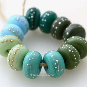 Paar glazen lampwork-glaskralen GIVE Me Some Green met fijne ZILVEREN druppeltjes - Handgemaakt - taneres olive mint groenblauw