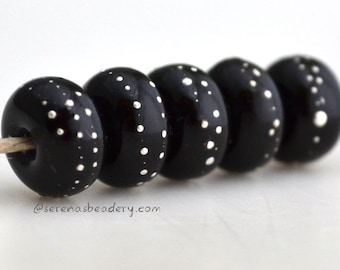 SCHWARZE Perlen mit feinen Silbertröpfchen aus handgefertigtem Lampwork Glas - TANERES sra - glänzend oder matt
