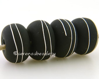 4 cuentas negras mate con finos detalles plateados - Cuentas de vidrio soplado hechas a mano - TANERES sra