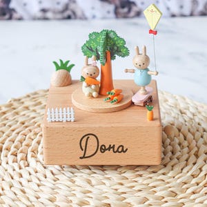 Caja de música de madera personalizada/caja de música con nombre tallado/regalo para baby shower/caja de música personalizada/bunny scooter
