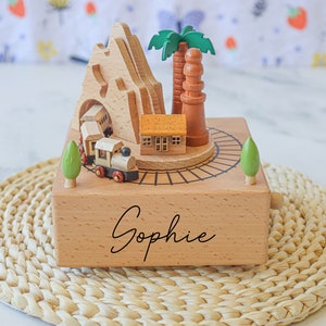 Caja de música de madera personalizada/caja de música con nombre tallado/regalo de baby shower/regalo de caja de música personalizada/tren de cueva