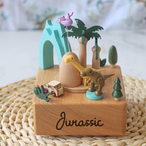Caja de música de madera personalizada / Caja de música con nombre grabado / Regalo de bautizo / Caja de música personalizada / Dinosaur Park