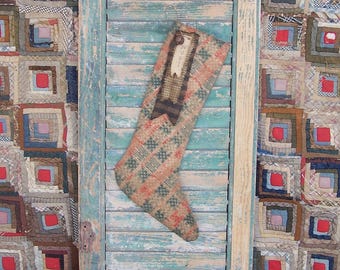 Calcetín navideño hecho a mano con una colcha antigua y etiqueta NOEL estampada a mano n.° 2