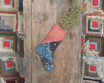 Calcetín navideño pequeño de estilo rústico hecho con una colcha antigua n.° 6