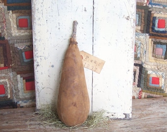 Pera rústica (pequeña), etiqueta estampada, fruta pintada con aspecto desgastado para decoración de verano y otoño.