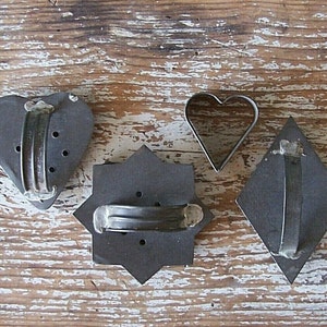 Antique or Very Vintage Cookie Cutters set of 4, Hearts, Star, Diamond Sold AS IS immagine 1