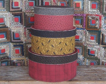 Cajas redondas apiladas primitivas (juego de 3), cubiertas con tela de calicó de reproducción, de punto de cruz y de punto casero.