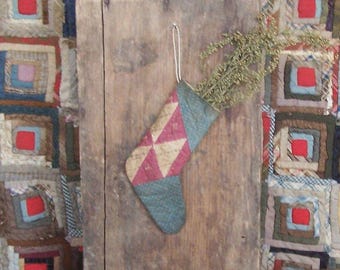 Calcetín navideño pequeño de estilo rústico hecho con una colcha antigua n.° 1