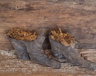 Zapatos de bruja primitivos, decoración rústica hecha a mano con tela desgastada para Halloween (juego de 2 zapatos)