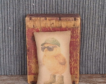 Mini almohada de pollo estilo cottagecore envejecido - Gorra de béisbol verde, gafas de sol vintage y botas extragrandes