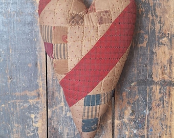 Colgante de puerta rústico con forma de corazón, hecho con una colcha antigua.