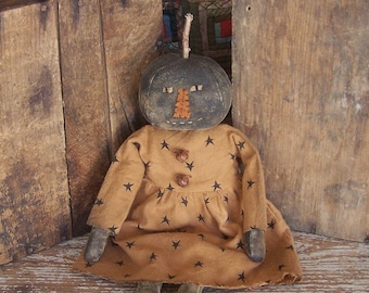 Muñeca primitiva de calabaza de Halloween, decoración rústica de arte popular hecha a mano para estantería.
