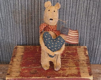Muñeco de ratón primitivo con corazón de colcha antigua y bandera estadounidense pintada a mano.