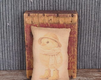 Mini almohada de pollo estilo cottagecore envejecido - Sombrero de paja, bufanda acogedora y botas de lluvia extragrandes