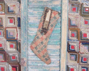 Calcetín navideño hecho a mano con una colcha antigua y etiqueta NOEL estampada a mano n.° 1