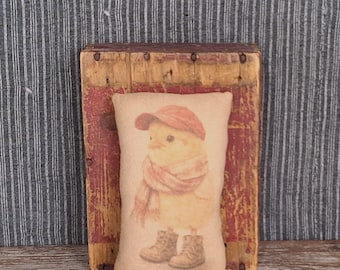 Mini almohada con estampado de gallinas estilo cottagecore envejecidas - Gorra de béisbol roja, bufanda a cuadros, botas de trabajo de cuero extragrandes